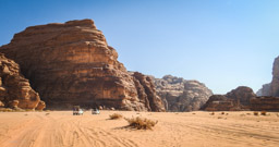 bizarre FELSFORMATIONEN aus roten Sandstein, der auf einem Sockel aus grauem Basalt oder Granit steht